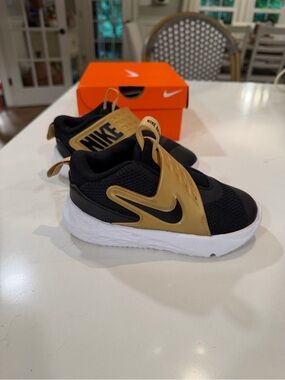 Nike Kids' Team Hustle D 12 Basketball Shoes